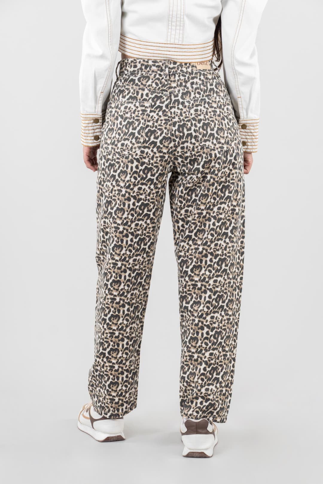 Wild Ivory | Leopard Print Jeans with white Jacket - Image 3
