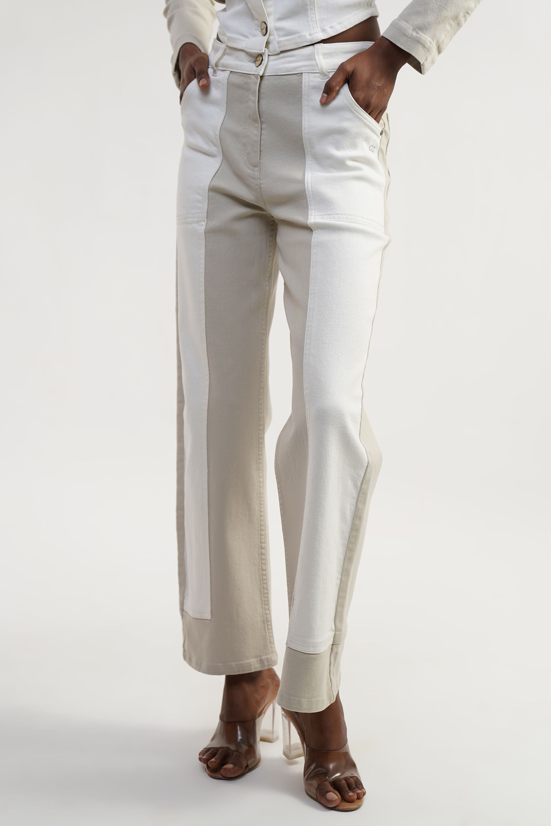 High rise women jeans in off-white stretchable cotton, dual tone, minimal look with 4 pockets, button and metal zipper